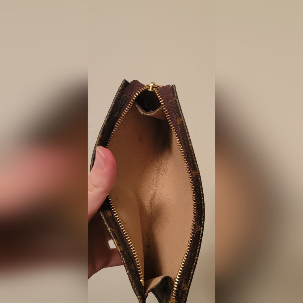 Louis Vuitton Monogram Clutch with Gold Chain. - Picture 14 of 14